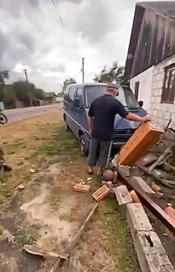 У Рівненській області авто ТЦК протаранило паркан: що відомо про інцидент